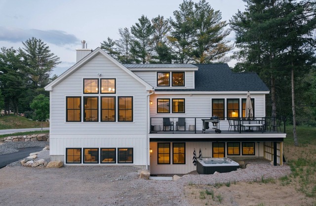 Moon Meadow Farmhouse: luxury getaway w/ hot tub