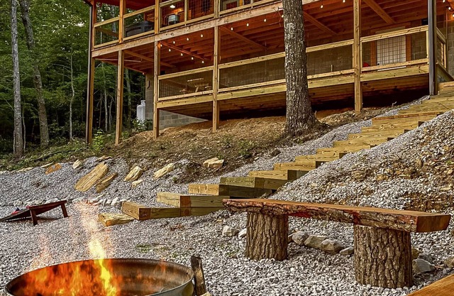 Moondance Cabin at Red River Gorge - Hot Tub