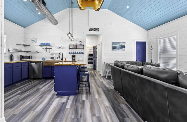Moonlight Dreams- Gorgeous 3 Bedroom Home close to the beach