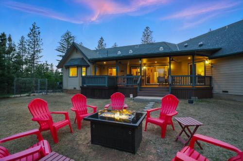 Moonrise Lodge - A Large Vacation Home in Mariposa