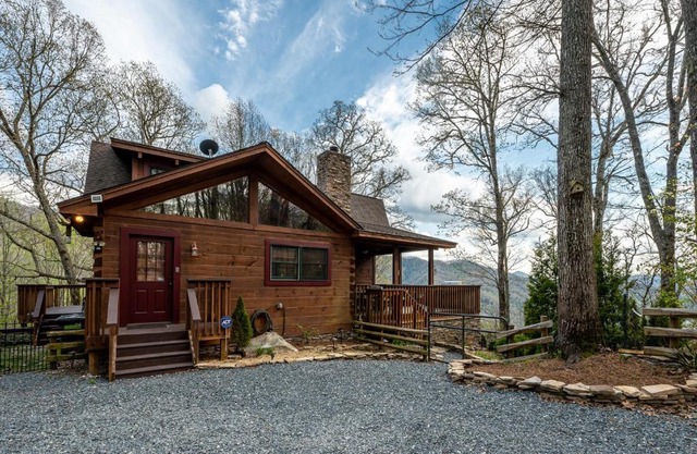MoonShadow Lakeview Cabin-3 Story Nantahala Lake