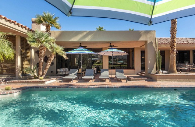 Moonshine by Avantstay Modern & Stylish Estate w/ Bar, Fire Pit & Hot Tub 5 bd