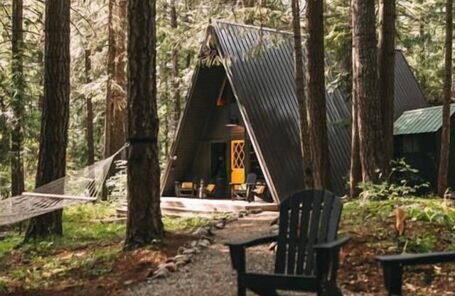 This cabin is a 2 bedroom(s), 1 bathrooms, located in Ronald, WA.