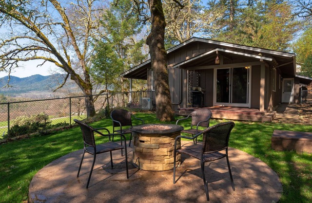 moonville retreat A little home with a winery view