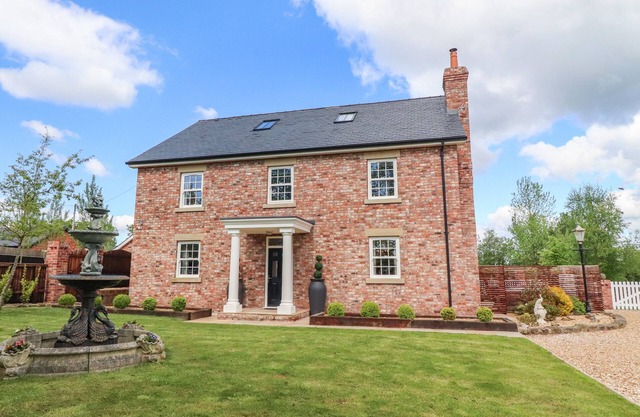 MOOR END MANOR, family friendly, luxury holiday cottage in Stalmine