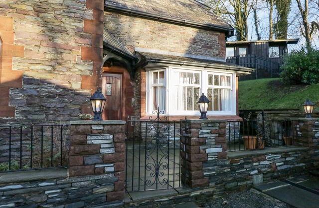 MOORE COTTAGE, family friendly, with hot tub in Millom, Cumbria