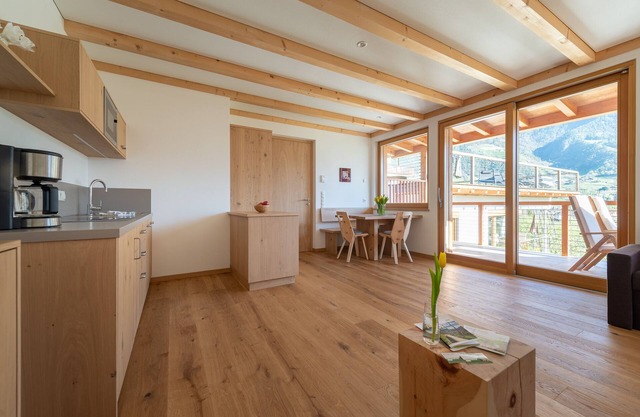 Moosbichlerhof Apartment 70 m2 mit 2 Schlafzimmern, Terrasse, Pool, Meran Card