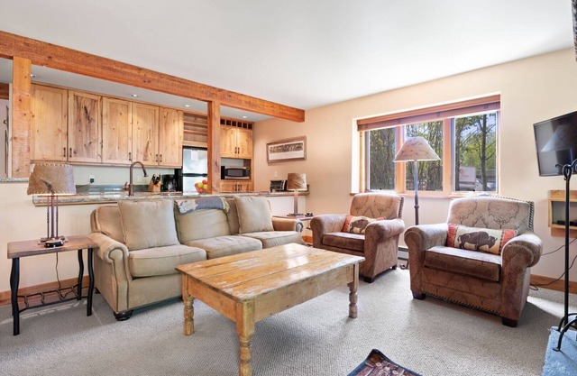 Moose Caboose - Cozy, Updated 1BR /1 BA First Floor End Unit Condo Close to JHMR