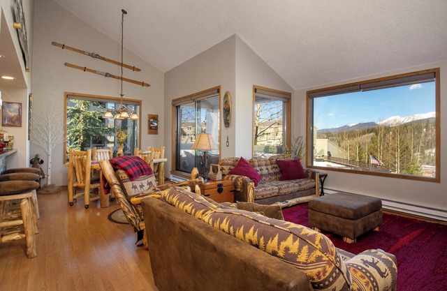 Wonderful 2 bedroom walk to Main Street clubhouse