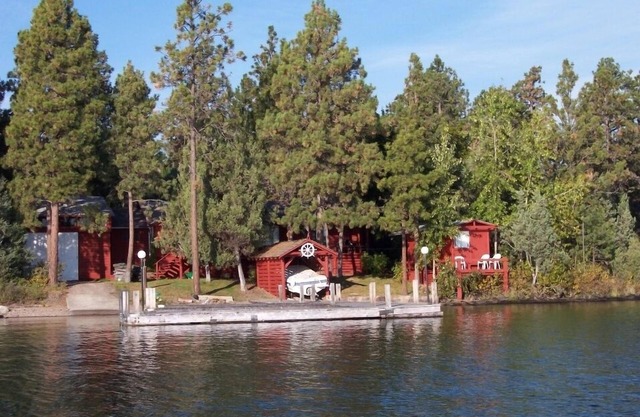 Moose Lodge Rustic Log Home Beinhaltet zwei Boat Slip Dock mit 2 Gästekabinen
