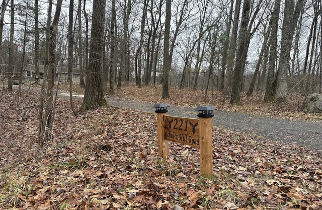 Moose Lodge with HOT TUB- Home on 12.5 wooded acres 8 minutes from Rhinebeck