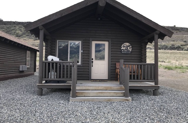 Moose log cabin in Paradise Valley 27 miles from the North to Yellowstone Park.