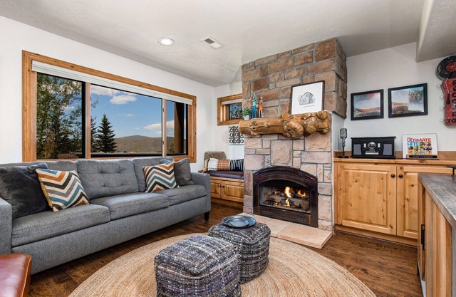 Moose Mgmt at Bear Hollow 5534B: King bed-Pvt. Hot Tub-Pool-Dogs Welcome