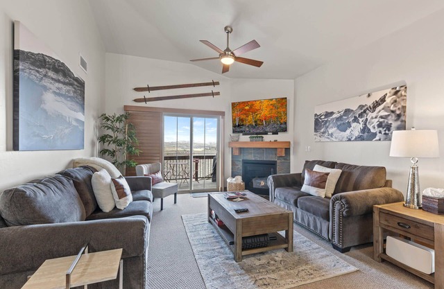 Moose Mgmt at Bear Hollow 1313: Two King Bed-Fast WiFi-Free BusRoute-DogFriendly
