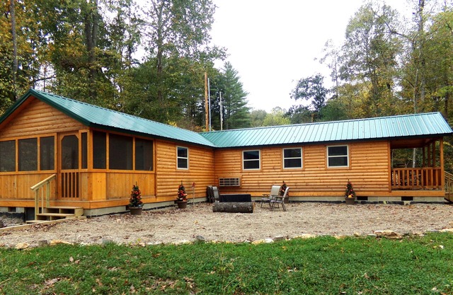 Moose Tracks Cabin with Hot Tub on screened in porch!