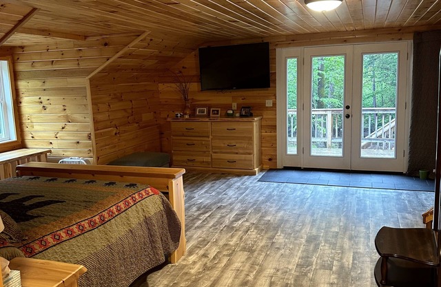 Moosehead Lake Retreat. Spacious Log Cabin, Lake Access, Close to Trails