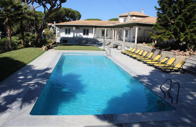 Moradia em propriedade de 5000m, com piscinas. Praia a 1 km.
