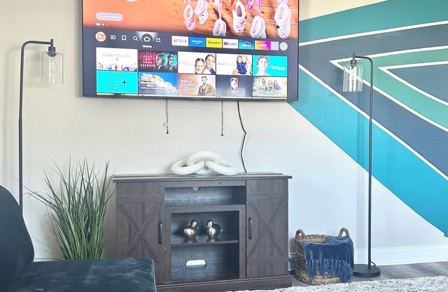 Morden 3BR Walk to Shops, Eats, Near Airport & DT