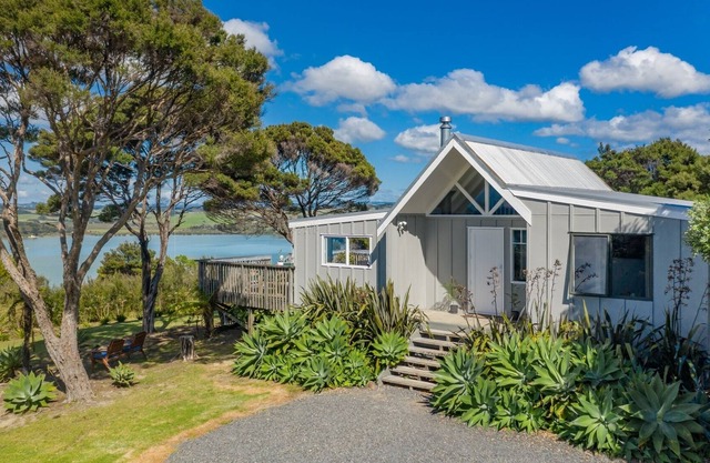 Morepork Cottage with Award Winning Sea Views