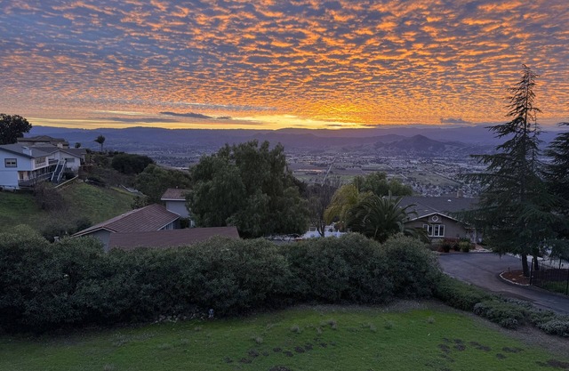 Morgan Hill Gem: Spacious 2-BR with stunning view, family and pet friendly.