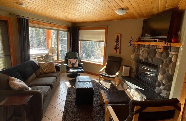 Morning sun, private deck, hot tub, cozy living space, serenity!