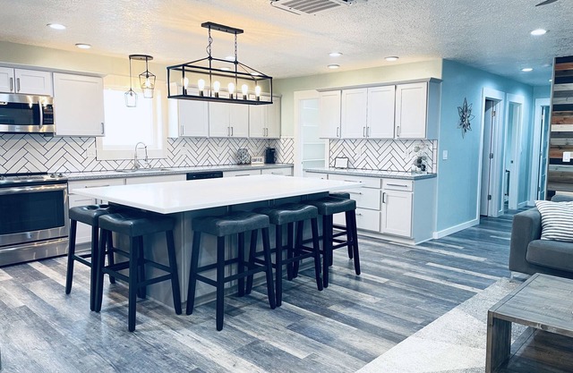 Morningstar Retreat! Modern/Luxurious with amazing views! + Tesla Charger