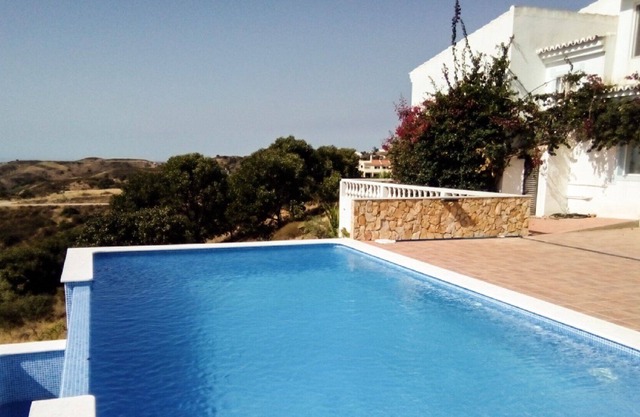 Marokkanische Villa auf einem Hügel mit atemberaubendem Meerblick; Große Terrasse und Poolbereiche