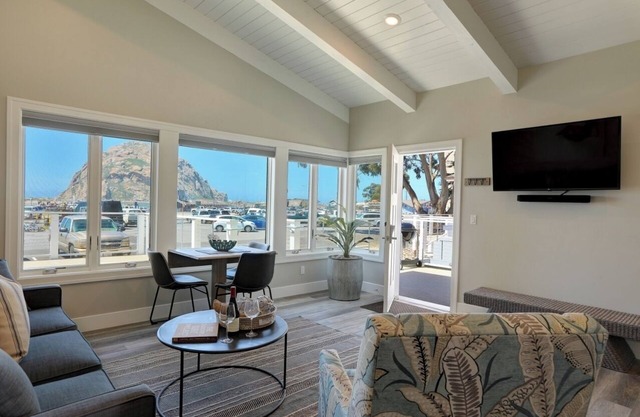 Morro Rock views, rooftop dining ~ Salty Sister 1Bdrm condo