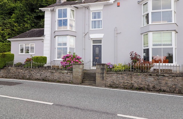 MORVA, pet friendly, country holiday cottage in New Quay