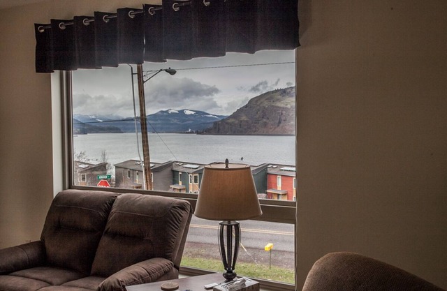 Mosier River View - 2 Bedrooms, 1.5 Bathrooms - Sweeping Panoramas