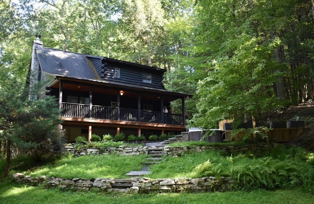 Mossybrook Hideout: Dog Friendly Oasis in High Falls w/ Hot Tub
