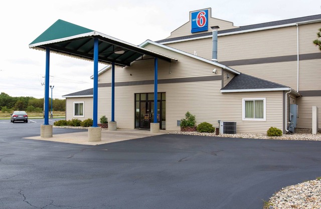 Motel 6 Baraboo, WI - Lake Delton