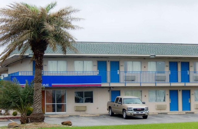 Motel 6-Clute, TX