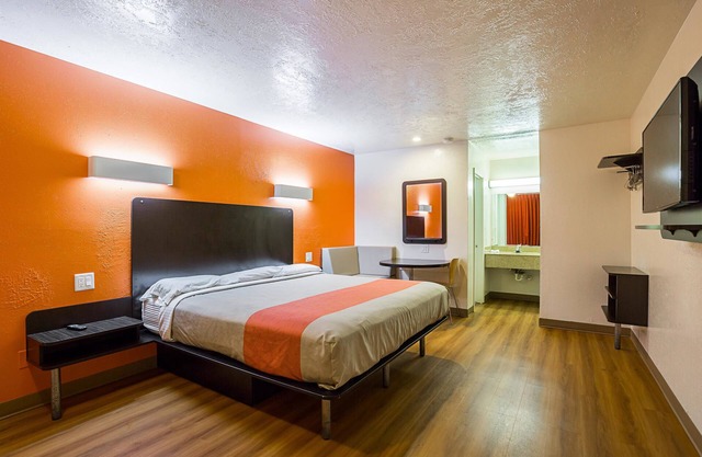 Motel 6 Madisonville, TX