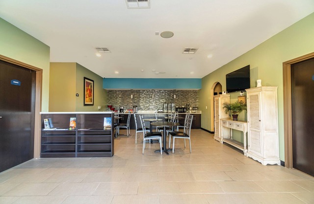 Moulton Inn & Suites By OYO Near Shiner TX