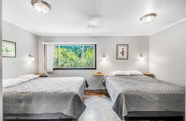 Mount Ellinor, Room 11 at Mount Walker Inn