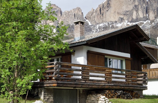 Berghütte in Karersee mit freiem Blick auf den Latemar