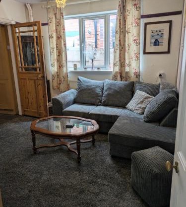 Mount Joy Bungalow walking distance to The Highcross, Abbey Park & Leicester City Long & Short Stays entire apartment with off road parking LE4