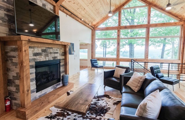 Mount Nittany Lodge - Luxury Mountaintop Home, Chef's Kitchen, 5 BR's 4 Baths