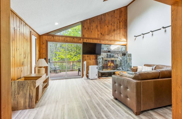 Mount Snow Luxury Villa with Hot Tub, Jacuzzi and gm room.