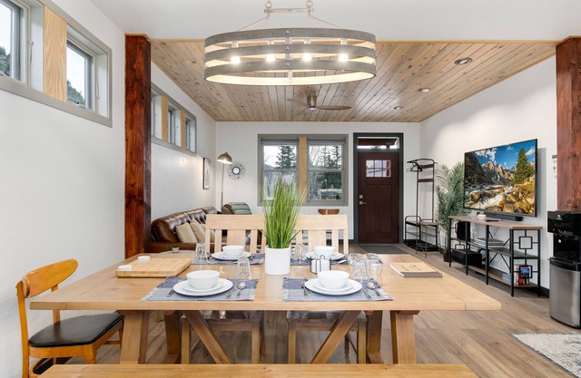 Mountain House Dumont: Upscale Mountain Home! Near skiing, rafting, fishing!