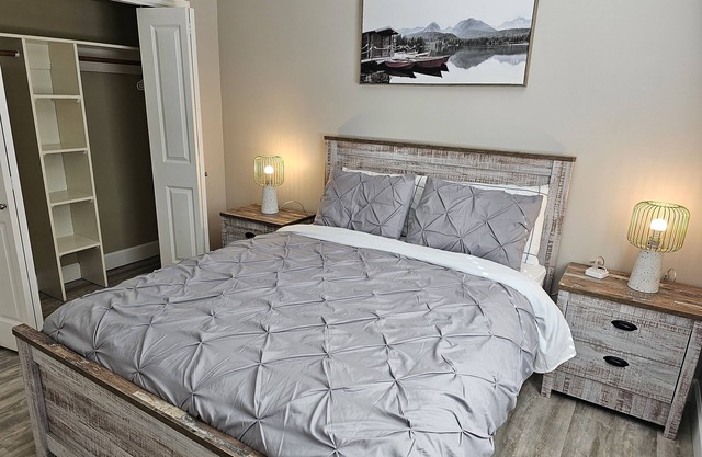 Mountain and park view! Stylish & Comfortable, Sleep 4