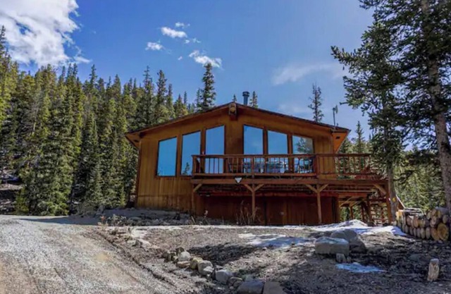 Mountain base camp, 2 bedroom, wood stove amazing views, Middle of everything