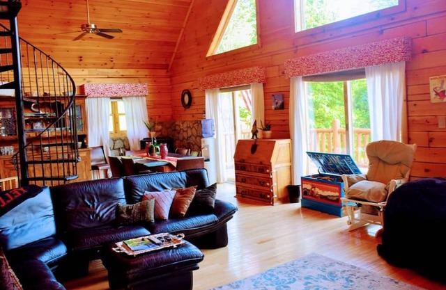 Mountain Bliss: Spacious Retreat Near Killington, 5 Br, 3 Ba Hot tub Sleeps 15