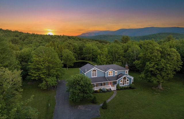 Mountain Blue Vista: Luxury Retreat near Ski Resorts with Hot Tub, Firepit, Pond