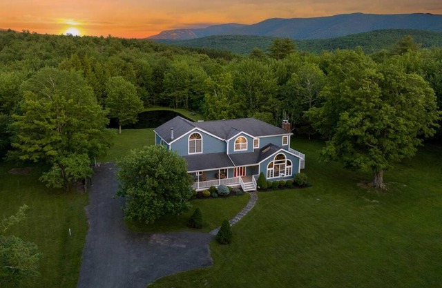Mountain Blue Vista - Luxury retreat near Ski resorts with Pond, Firepit and Hot Tub