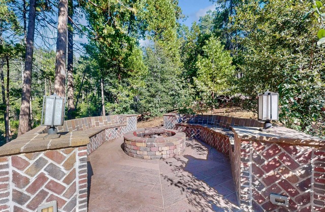Mountain cabin located near Bass Lake with fire pit and arcade games
