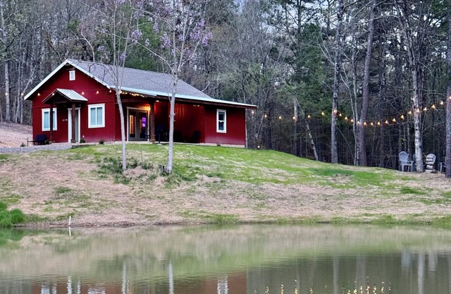 Mountain Cabin, private pond, ride 2 WPG trails, Firepit, private, king, WiFi