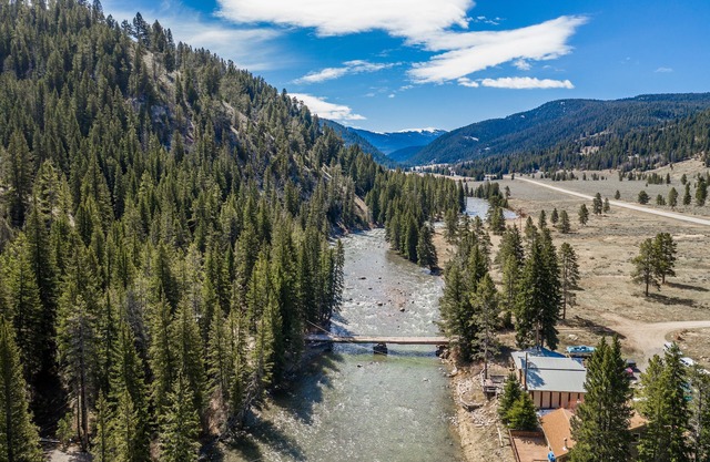 Berghütte mit Holzofen, große Terrasse und Blick auf den Fluss - in der Nähe von Wandern!