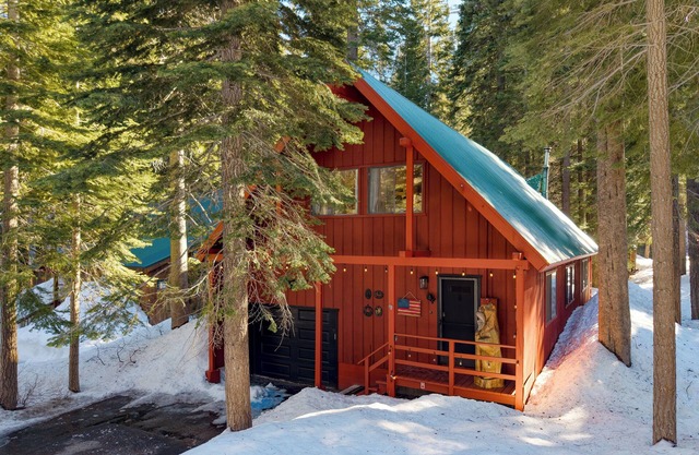 Mountain Cabin w/ Fireplace, Balcony & Easy Ski Access | Bear Americana